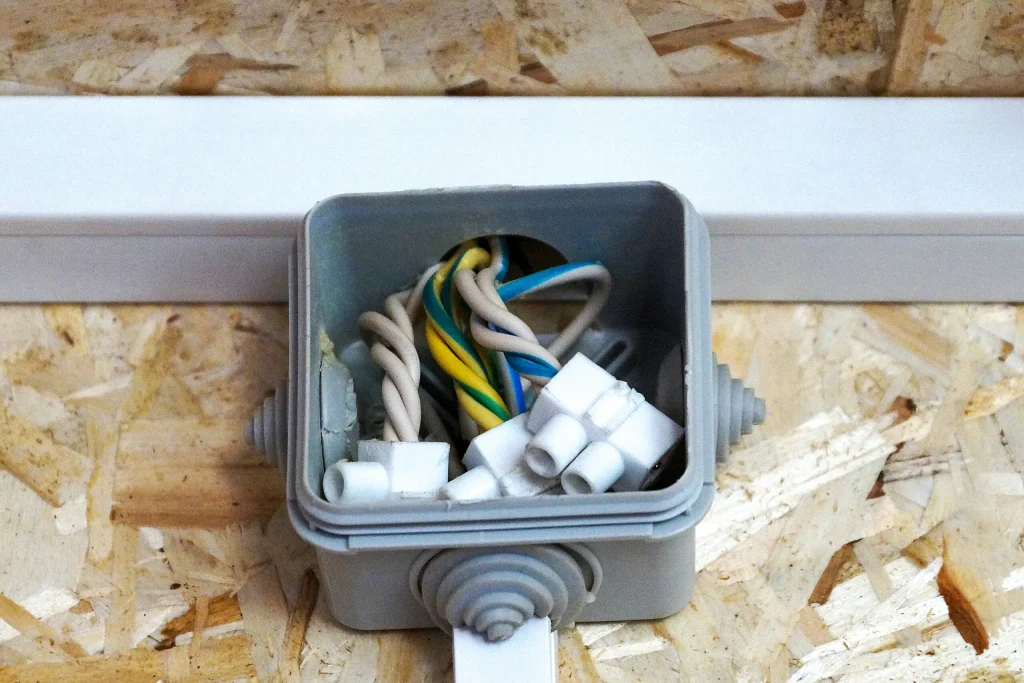 Los cables se empalman dentro de una caja eléctrica .: fotografía de stock  © grigvovan #324430334