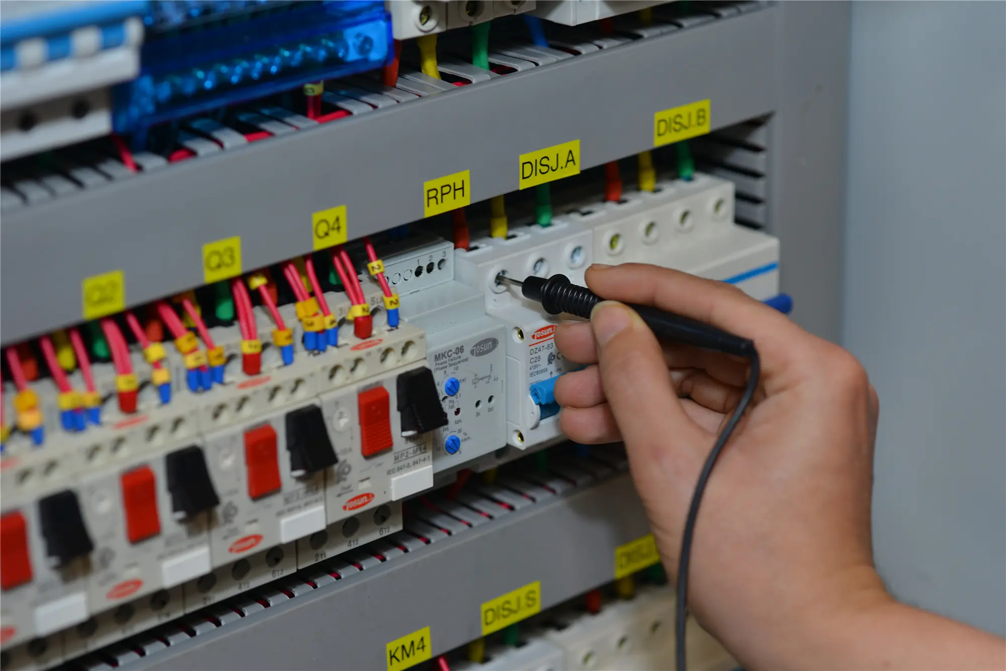 What are the standard sizes of circuit breakers tosunlux
